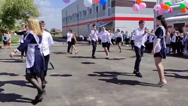 Вальс на выпускной 9 класс. С классным руководителем. 2022 смотреть онлайн