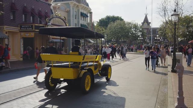 How Disney Tricks You Into Walking Past Hidden Control Rooms смотреть онлайн