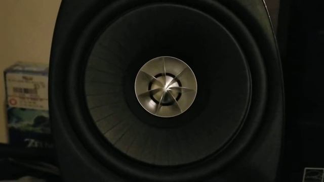 KEF EGG 3001SE Bass Test. These things somehow manage to get an in room response flat down past 50h смотреть онлайн