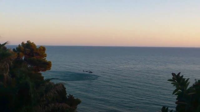 Вертолет набирает воду для тушения пожаров / Helicopter collects water смотреть онлайн