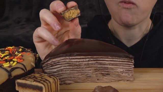 ASMR CHOCOLATE CREPE CAKE, CAKE BITES, ICE CREAM, REESE'S CANDY BAR, KITKAT, CUPCAKE, LION BAR 먹방 смотреть онлайн