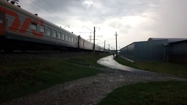 Электровоз ЭП1М-683 с поездом Кисловодск-Иркутск смотреть онлайн