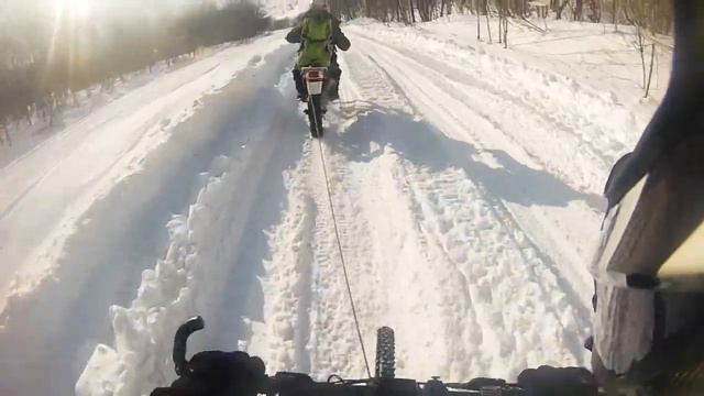Привязали велосипед к мотоциклу. Дорога на Вилючинский перевал. Камчатка. смотреть онлайн