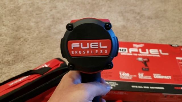 Мощный гайковерт Milwaukee Impact wrench 1400 ft,lb. смотреть онлайн