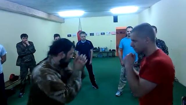 РУБИ.Освобождение от прихвата за шею с болевым приемом 