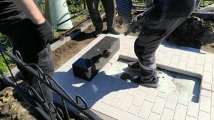 Установка плит и памятника