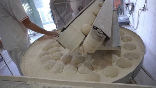 Baking the masterpiece Taftoon bread with love and technique in Isfahan|bread making video смотреть онлайн