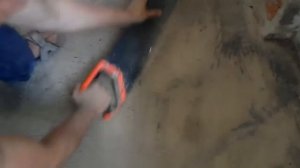 снятие битума с пола с помощью пилы по пеноблокам