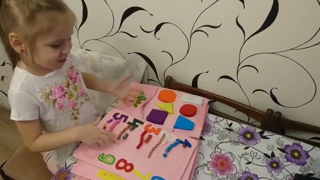 Книжка развивающая из фетра. Малика играет с удовольствием смотреть онлайн