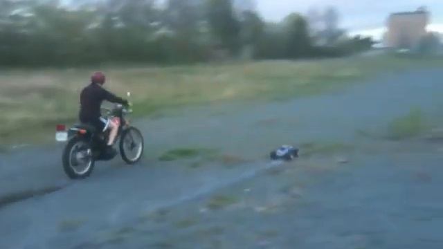 Revo 3.3 vs 83 Honda XL 250 смотреть онлайн