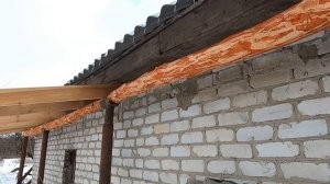 Строим зимовник для быков.