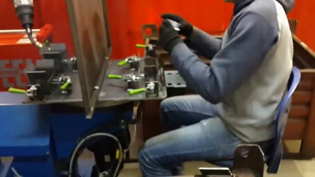 Сварка роботом Yaskawa уловителя раздвижных ворот смотреть онлайн