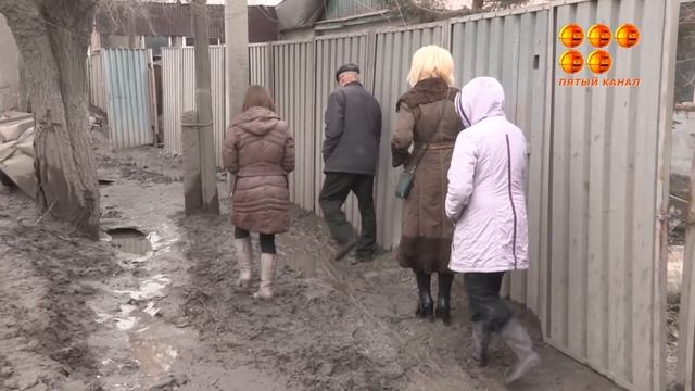 Дома жителей улицы Карла Маркса затапливают талые воды, а единственный тротуар превратился в болота смотреть онлайн