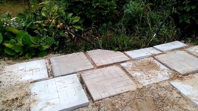 Дорожка от бани к мастерской и к скважине. Как я её строю. смотреть онлайн