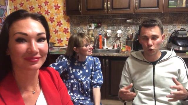 ГЕЛЕНДЖИК. БЕРУ ИНТЕРВЬЮ! КАНАЛ “ДЕТКИ В ЧЕМОДАНАХ” смотреть онлайн