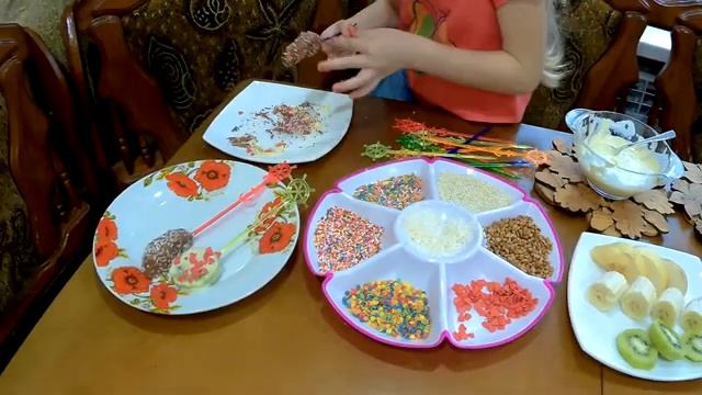 Готовим сладкий десерт из фруктов и шоколада смотреть онлайн