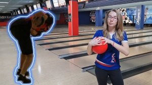 Как играть в боулинг с двух рук? Захват и отпускание шара для боулинга.