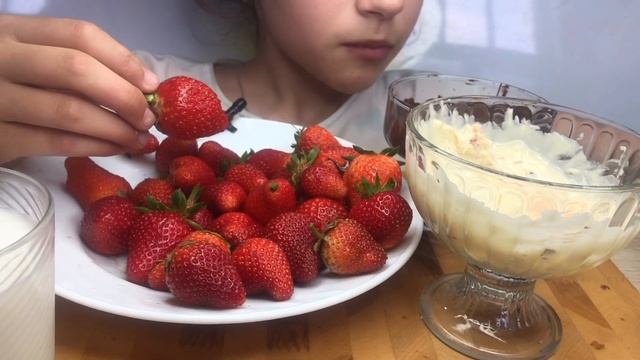 МУКБАНГ КЛУБНИКА В ШОКОЛАДЕ | АСМР | MUKBANG STRAWBERRY | ASMR смотреть онлайн