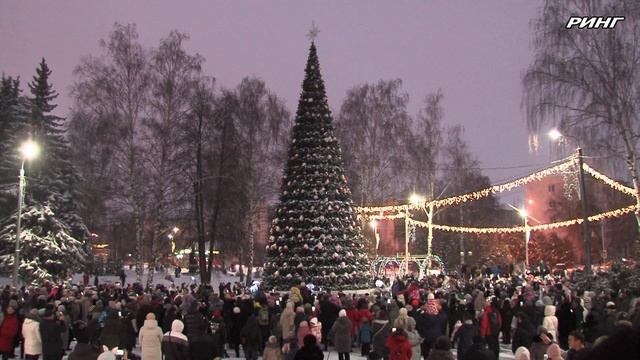Главная новогодняя елка в Луховицах зажгла огни, праздник украсило шествие сказочных персонажей смотреть онлайн