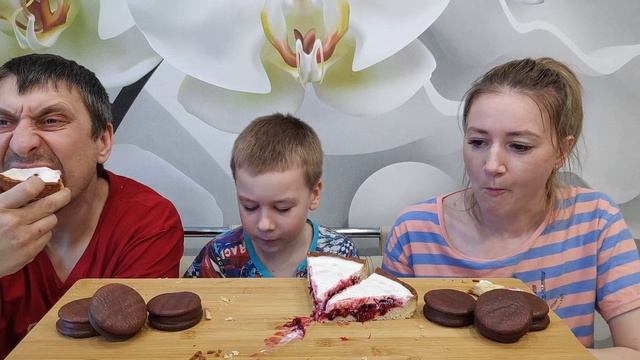 МУКБАНГ БРУСНИЧНЫЙ ЧИЗКЕЙК ЛУЧШЕЕ СРЕДСТВО ОТ ВИРУСОВ ОТ НАСТИ | MUKBANG LINGONBERRY CHEESECAKE смотреть онлайн