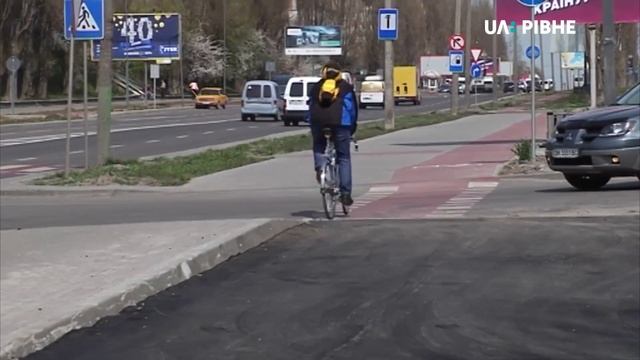 Ремонт Шухевича: частину велодоріжки з бруківки прибрали, тепер там – асфальт смотреть онлайн