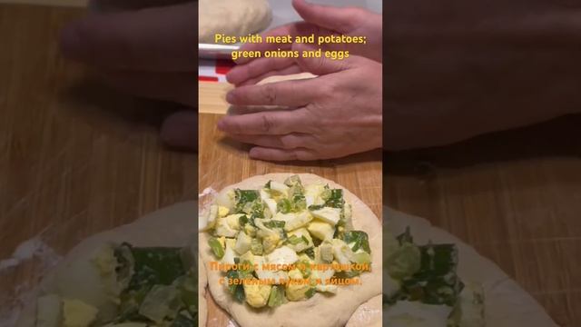 Pies with meat and potatoes; eggs and onions *Пироги с мясом и картошкой;зеленым луком и яйцом смотреть онлайн