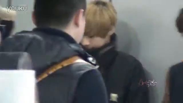 [FANCAM] 130101 LUHAN @ Nanjing Airport смотреть онлайн