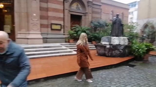 ШОПИНГ НА УЛИЦЕ ИСТИКЛЯЛЬ? смотреть онлайн