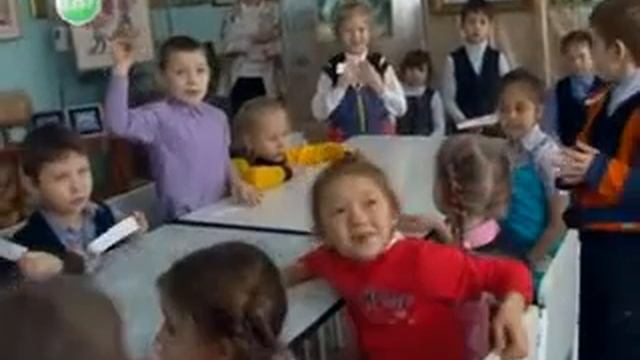 Первоклассники на экскурсии в салоне «Вернисаж», выставка лысьвенских художников «Зимние узоры» смотреть онлайн