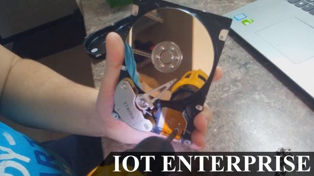 Вскрытие жесткого диска. Как работает HDD жесткий диск. смотреть онлайн