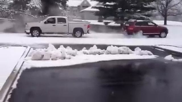 Tug-o-war Volkswagen Touareg v8 vs GMC sierra z71 смотреть онлайн