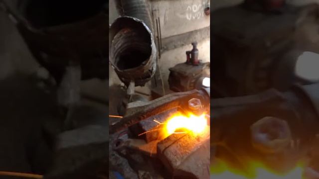 выкручиваю обломанные болты