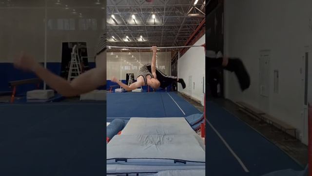 Бум орнет очень серьезный трюк в спортивной гимнастике #gimbarr #спорт #workout #топ #россия #турни смотреть онлайн