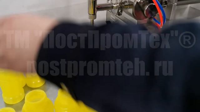 Дозатор розлива густых продуктов с загрузочным бункером. Фасовочное оборудование. Розлив в бутылку. смотреть онлайн