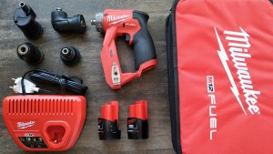 Самый мощный КОМПАКТНЫЙ универсальный ШУРУПОВЕРТ с насадками milwaukee