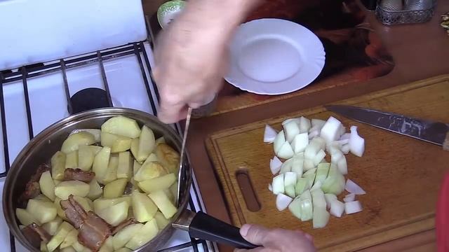 Как правильно пожарить картошку на сале с луком смотреть онлайн