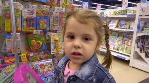 Ева вместе с мамой веселятся в магазине детских игрушек