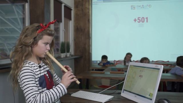 Анисия (10 лет) играет на дудочке и рассказывает стих смотреть онлайн