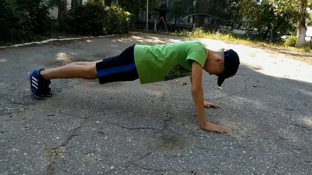 отжимаюсь за вас! отжался 381 раз)