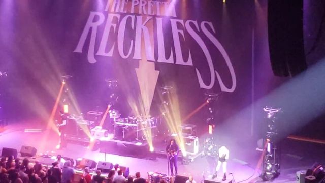 The Pretty Reckless - Make Me Wanna Die (live 8/5/22 Phoenix)