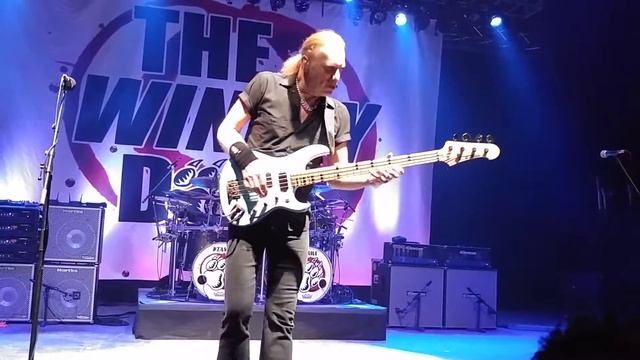 Billy Sheehan's Bass solo at the Winery Dogs show. смотреть онлайн