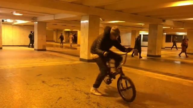Катаем на Bmx в мороз , прощай 2020 , сделал HalfCab TailWhip , в 2021 будем делать лучше ? смотреть онлайн