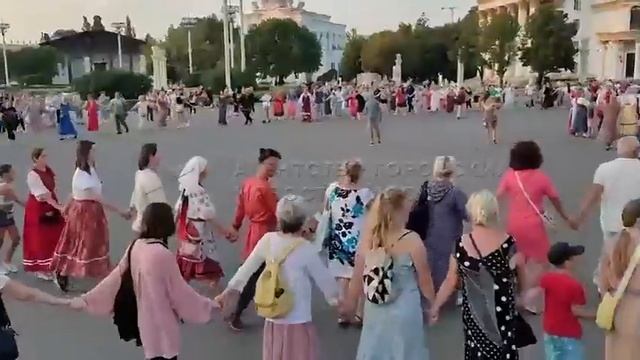 Показ костюмов, Хороводы России -Хоровод Ладога на ВДНХ 15.08.2022 смотреть онлайн