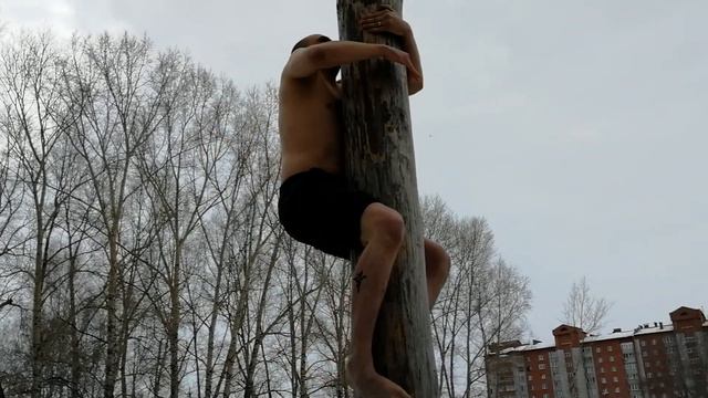 Пытались залезть на столб смельчаки в Бердске смотреть онлайн