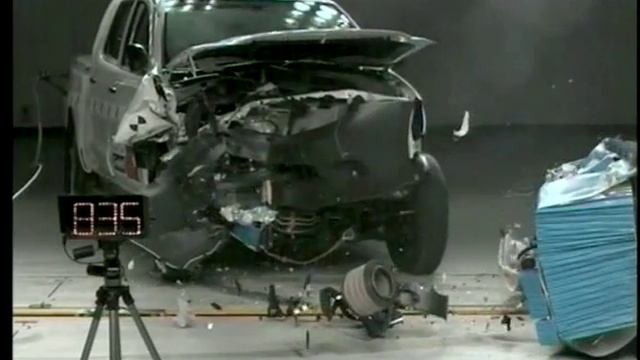 Toyota HiLux 4x4 2005 ANCAP Crash Test (4 stars) смотреть онлайн