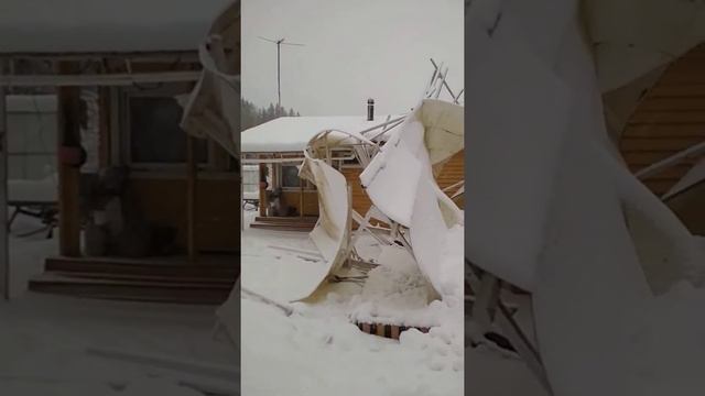 Много снега, навес не выдержал.