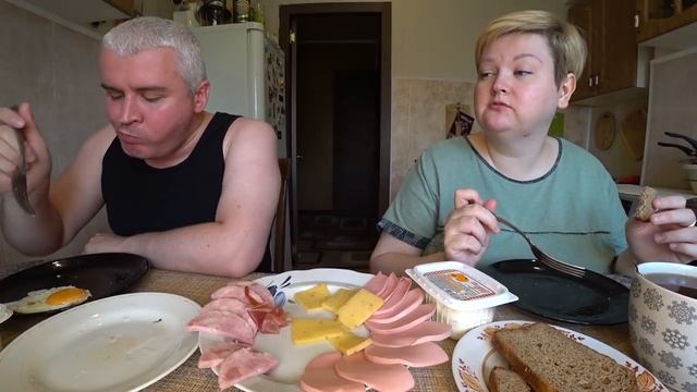 Мукбанг И тут Вована ПОНЕСЛО... ? ОТЪЕДАЕМСЯ ?? вкусняшками на завтрак Яичница, колбаса и бутерброд смотреть онлайн