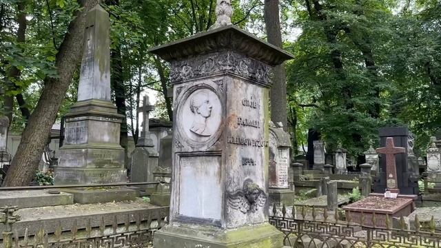 Повонзки - секреты старого кладбища в Варшаве • Cmentarz Powązkowski смотреть онлайн