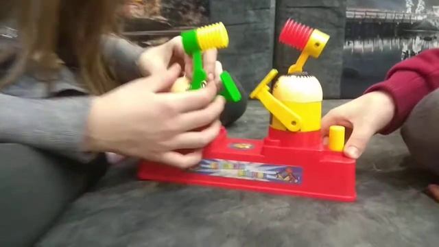 Настольная игра.Сражение роботов.Играем с братом)) смотреть онлайн