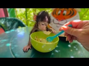 Люся сама выбирает КАКОЙ ЛОЖКОЙ ЕСТЬ кашу